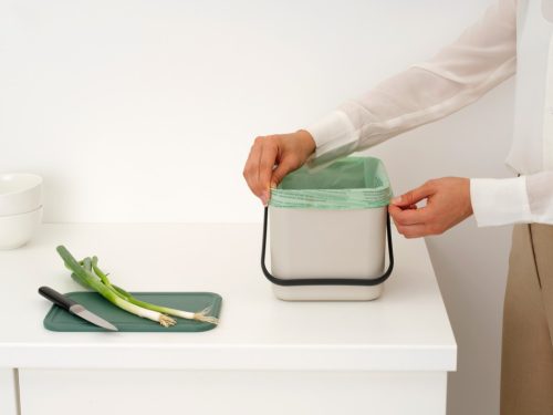 Brabantia Sort & Go konyhai szemetes felnyitható fedéllel, fogantyúval, szelektív és komposzt gyűjtéséhez, 6L - S méret,