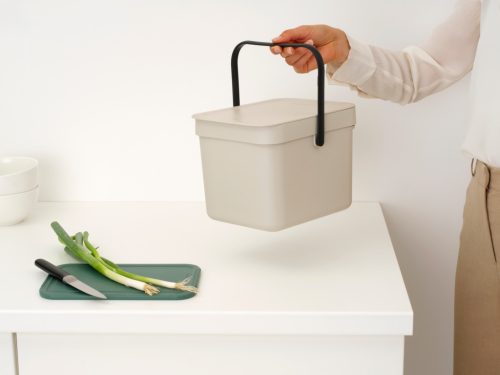 Brabantia Sort & Go konyhai szemetes felnyitható fedéllel, fogantyúval, szelektív és komposzt gyűjtéséhez, 6L - S méret,