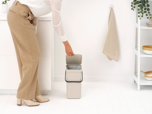 Brabantia Sort & Go konyhai szemetes felnyitható fedéllel, fogantyúval szelektív és komposzt gyűjtéséhez, 12L - C méret,