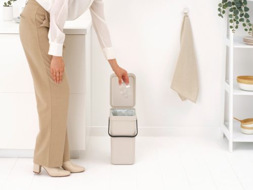 Brabantia Sort & Go konyhai szemetes felnyitható fedéllel, fogantyúval szelektív és komposzt gyűjtéséhez, 12L - C méret,