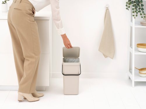 Brabantia Sort & Go konyhai szemetes felnyitható fedéllel, fogantyúval szelektív és komposzt gyűjtéséhez, 16L - D méret,