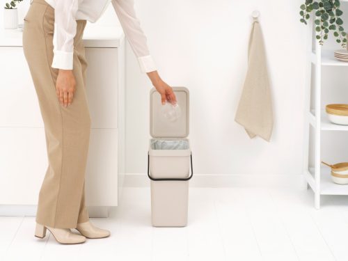 Brabantia Sort & Go konyhai szemetes felnyitható fedéllel, fogantyúval szelektív és komposzt gyűjtéséhez, 16L - D méret,