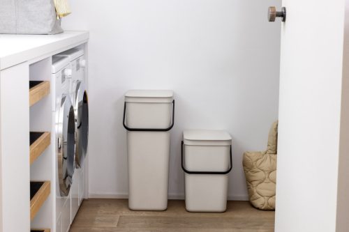 Brabantia Sort & Go konyhai szemetes felnyitható fedéllel, fogantyúval szelektív és komposzt gyűjtéséhez, 25L - J méret,
