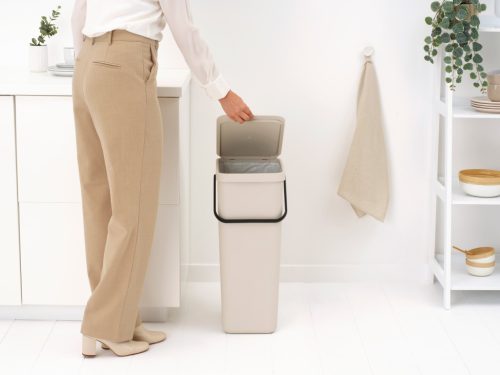 Brabantia Sort & Go konyhai szemetes felnyitható fedéllel, fogantyúval szelektív és komposzt gyűjtéséhez, 40L - L méret,