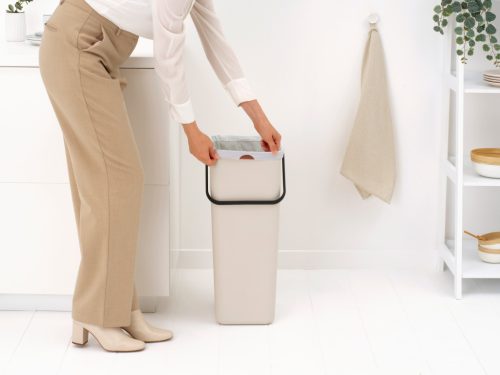 Brabantia Sort & Go konyhai szemetes felnyitható fedéllel, fogantyúval szelektív és komposzt gyűjtéséhez, 40L - L méret,