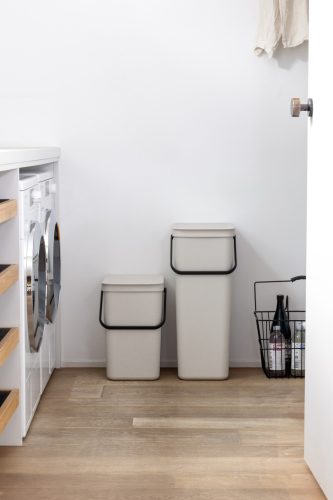 Brabantia Sort & Go konyhai szemetes felnyitható fedéllel, fogantyúval szelektív és komposzt gyűjtéséhez, 40L - L méret,