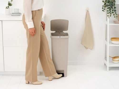 Brabantia StepUp pedálos kuka hulladéktípus jelölő ablakkal, lecsapódásgátló fedél, 40L - L méret, 91% újrahasznosított