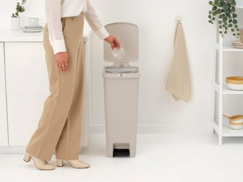 Brabantia StepUp pedálos kuka hulladéktípus jelölő ablakkal, lecsapódásgátló fedél, 40L - L méret, 91% újrahasznosított