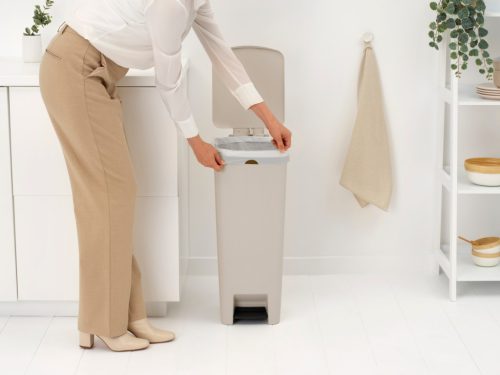 Brabantia StepUp pedálos kuka hulladéktípus jelölő ablakkal, lecsapódásgátló fedél, 40L - L méret, 91% újrahasznosított