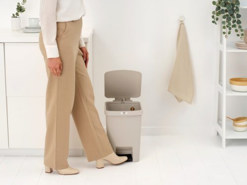 Brabantia StepUp pedálos kuka hulladéktípus jelölő ablakkal, lecsapódásgátló fedél, 25L - J méret, 91% újrahasznosított