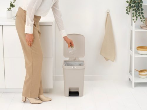 Brabantia StepUp pedálos kuka hulladéktípus jelölő ablakkal, lecsapódásgátló fedél, 25L - J méret, 91% újrahasznosított