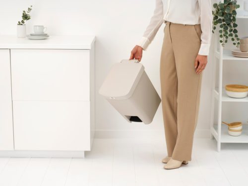 Brabantia StepUp pedálos kuka hulladéktípus jelölő ablakkal, lecsapódásgátló fedél, 25L - J méret, 91% újrahasznosított