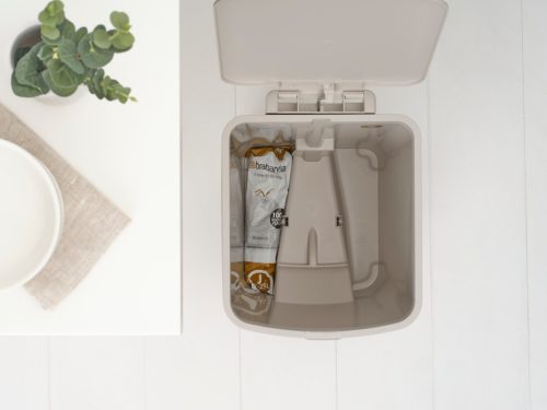 Brabantia StepUp pedálos kuka hulladéktípus jelölő ablakkal, lecsapódásgátló fedél, 25L - J méret, 91% újrahasznosított