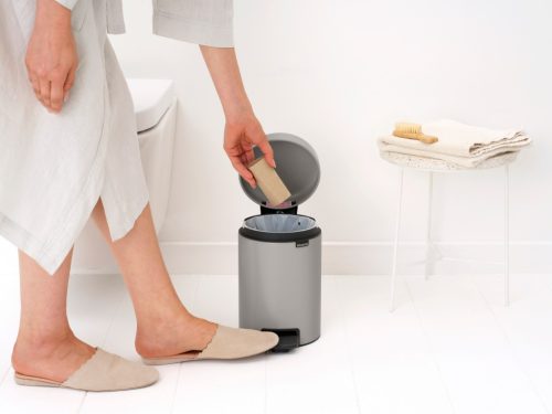 Brabantia NewIcon pedálos hulladékgyűjtő szagmentesen záródó Soft-Close fedél, műanyag tartály, 3L - V méret, acél,