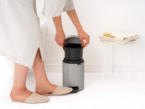 Brabantia NewIcon pedálos hulladékgyűjtő szagmentesen záródó Soft-Close fedél, műanyag tartály, 3L - V méret, acél,