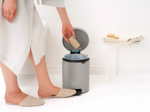 Brabantia NewIcon pedálos hulladékgyűjtő szagmentesen záródó Soft-Close fedél, műanyag tartály, 5L - W méret, acél,
