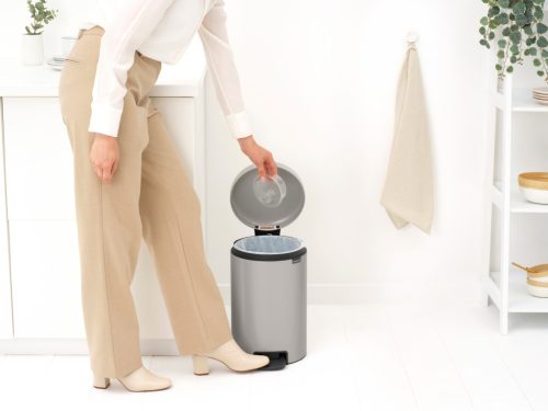 Brabantia NewIcon pedálos hulladékgyűjtő szagmentesen záródó Soft-Close fedél, műanyag tartály, 12L - X méret, acél,