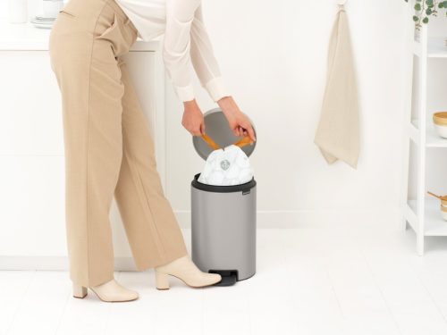 Brabantia NewIcon pedálos hulladékgyűjtő szagmentesen záródó Soft-Close fedél, műanyag tartály, 12L - X méret, acél,