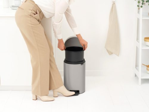 Brabantia NewIcon pedálos hulladékgyűjtő szagmentesen záródó Soft-Close fedél, műanyag tartály, 12L - X méret, acél,
