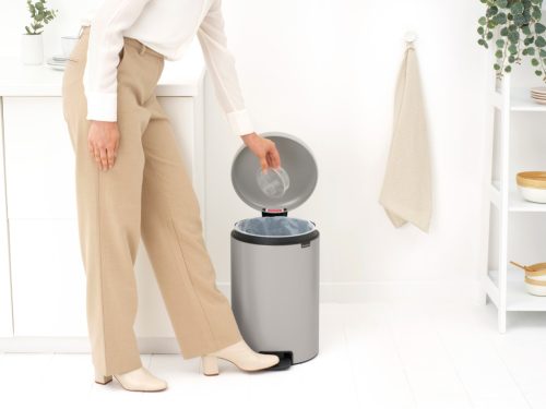 Brabantia NewIcon pedálos hulladékgyűjtő szagmentesen záródó Soft-Close fedél, műanyag tartály, 20L - Y méret, acél,