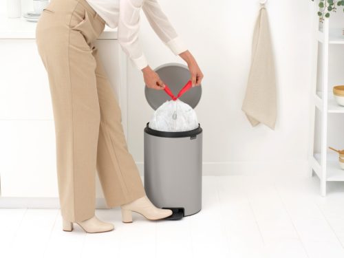 Brabantia NewIcon pedálos hulladékgyűjtő szagmentesen záródó Soft-Close fedél, műanyag tartály, 20L - Y méret, acél,