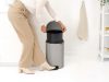 Brabantia NewIcon pedálos hulladékgyűjtő szagmentesen záródó Soft-Close fedél, műanyag tartály, 20L - Y méret, acél,
