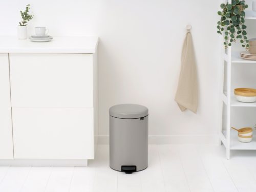 Brabantia NewIcon pedálos hulladékgyűjtő szagmentesen záródó Soft-Close fedél, műanyag tartály, 20L - Y méret, acél,