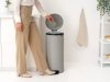 Brabantia NewIcon pedálos hulladékgyűjtő szagmentesen záródó Soft-Close fedél, műanyag tartály, 30L - G méret, acél,