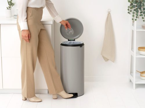 Brabantia NewIcon pedálos hulladékgyűjtő szagmentesen záródó Soft-Close fedél, műanyag tartály, 30L - G méret, acél,