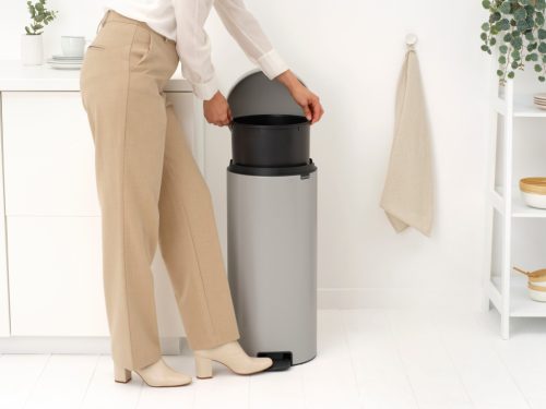 Brabantia NewIcon pedálos hulladékgyűjtő szagmentesen záródó Soft-Close fedél, műanyag tartály, 30L - G méret, acél,