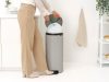Brabantia NewIcon pedálos hulladékgyűjtő szagmentesen záródó Soft-Close fedél, műanyag tartály, 30L - G méret, acél,