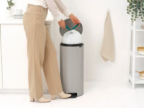 Brabantia NewIcon pedálos hulladékgyűjtő szagmentesen záródó Soft-Close fedél, műanyag tartály, 30L - G méret, acél,