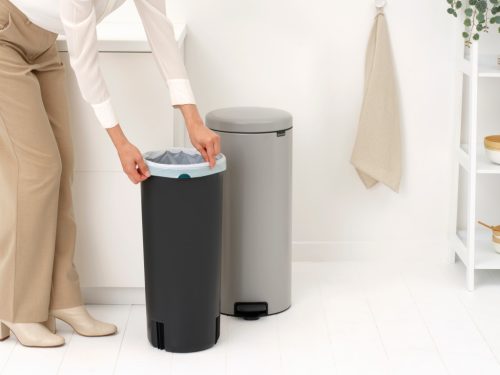 Brabantia NewIcon pedálos hulladékgyűjtő szagmentesen záródó Soft-Close fedél, műanyag tartály, 30L - G méret, acél,