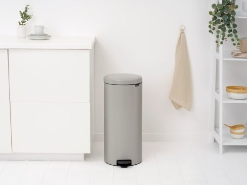 Brabantia NewIcon pedálos hulladékgyűjtő szagmentesen záródó Soft-Close fedél, műanyag tartály, 30L - G méret, acél,