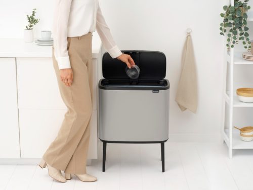 Brabantia Bo Touch Bin nyomófedeles hulladékgyűjtő, magasított, lábakon álló, műanyag tartály, 36L - R méret, acél,