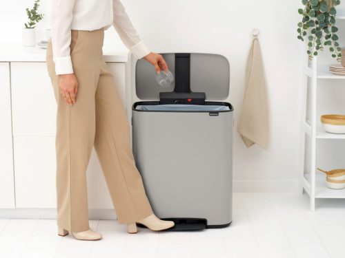 Brabantia Bo Pedal Bin pedálos hulladékgyűjtő szagmentesen záródó Soft-Close fedél, műanyag tartály, 60L - M méret, acél