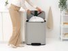Brabantia Bo Pedal Bin pedálos hulladékgyűjtő szagmentesen záródó Soft-Close fedél, műanyag tartály, 60L - M méret, acél