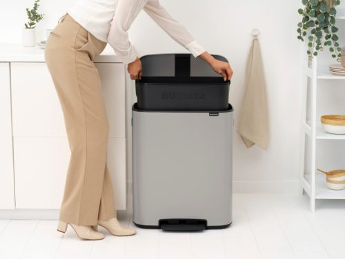 Brabantia Bo Pedal Bin pedálos hulladékgyűjtő szagmentesen záródó Soft-Close fedél, műanyag tartály, 60L - M méret, acél
