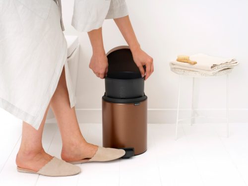 Brabantia NewIcon pedálos hulladékgyűjtő szagmentesen záródó Soft-Close fedél, műanyag tartály, 5L - W méret, acél,