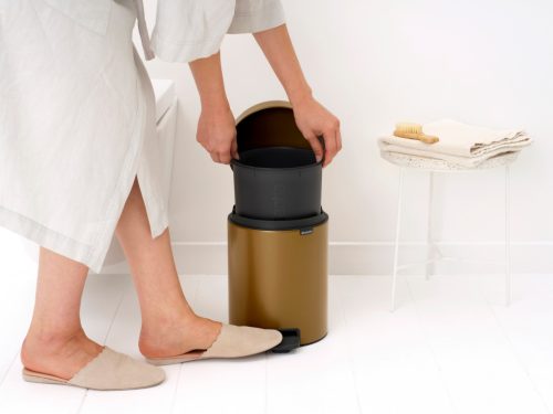 Brabantia NewIcon pedálos hulladékgyűjtő szagmentesen záródó Soft-Close fedél, műanyag tartály, 5L - W méret, acél,