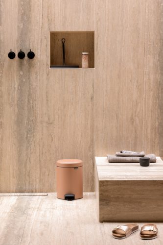 Brabantia NewIcon pedálos hulladékgyűjtő szagmentesen záródó Soft-Close fedél, műanyag tartály, 5L - W méret, acél,