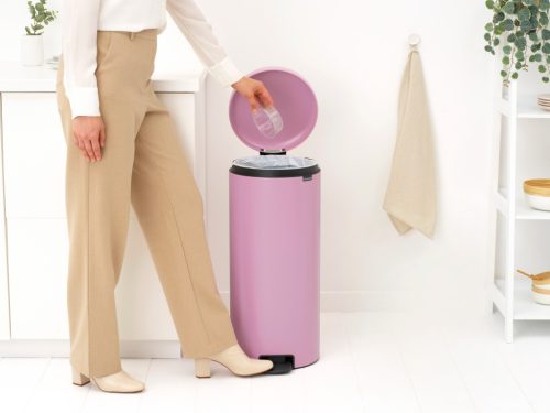 Brabantia NewIcon pedálos hulladékgyűjtő szagmentesen záródó Soft-Close fedél, műanyag tartály, 30L - G méret, acél,