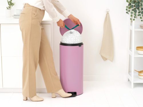 Brabantia NewIcon pedálos hulladékgyűjtő szagmentesen záródó Soft-Close fedél, műanyag tartály, 30L - G méret, acél,