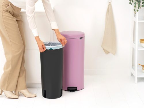 Brabantia NewIcon pedálos hulladékgyűjtő szagmentesen záródó Soft-Close fedél, műanyag tartály, 30L - G méret, acél,
