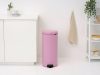 Brabantia NewIcon pedálos hulladékgyűjtő szagmentesen záródó Soft-Close fedél, műanyag tartály, 30L - G méret, acél,