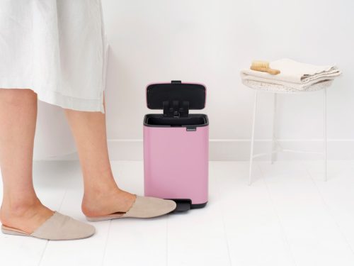Brabantia Bo Pedal Bin pedálos hulladékgyűjtő szagmentesen záródó Soft-Close fedél, karcsú, négyzetes forma, műanyag