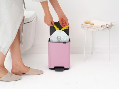 Brabantia Bo Pedal Bin pedálos hulladékgyűjtő szagmentesen záródó Soft-Close fedél, karcsú, négyzetes forma, műanyag