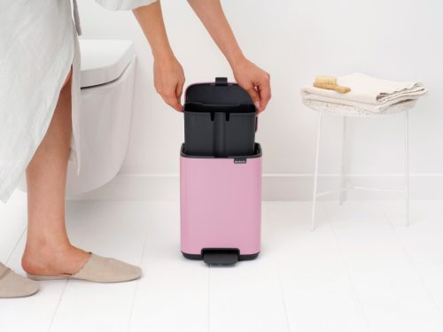 Brabantia Bo Pedal Bin pedálos hulladékgyűjtő szagmentesen záródó Soft-Close fedél, karcsú, négyzetes forma, műanyag
