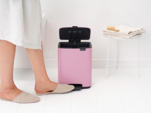 Brabantia Bo Pedal Bin pedálos hulladékgyűjtő szagmentesen záródó Soft-Close fedél, karcsú, négyzetes forma, műanyag