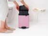 Brabantia Bo Pedal Bin pedálos hulladékgyűjtő szagmentesen záródó Soft-Close fedél, karcsú, négyzetes forma, műanyag